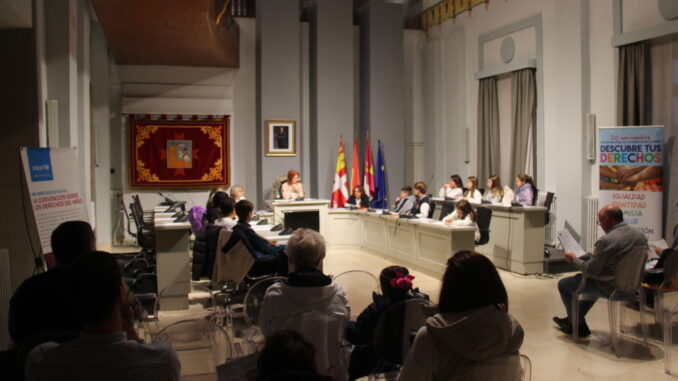 El-Ayuntamiento-de-Alcazar-conmemora-el-Mes-de-los-Derechos-de-la-Infancia-con-una-sesion-plenaria-del-Consejo-de-Infancia-y-Adolescencia