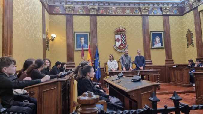 El-alcalde-de-Valdepenas-recibe-a-una-veintena-de-alumnos-franceses-de-intercambio