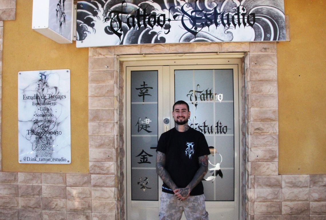 -Daniel en la puerta de su nuevo local