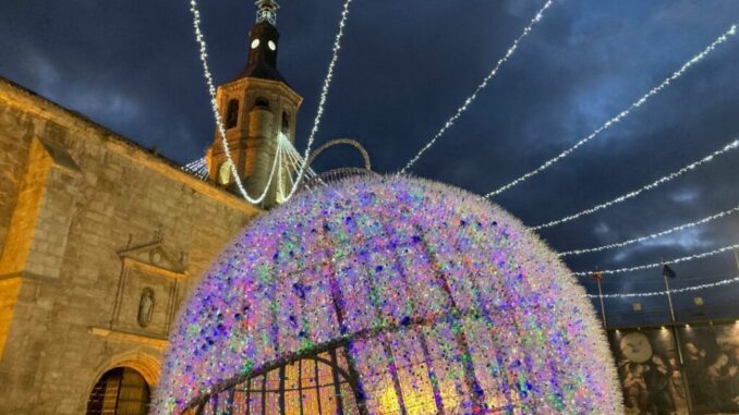 Un-coro-de-villancicos-y-personajes-Disney-para-inaugurar-la-Navidad-en-Valdepenas