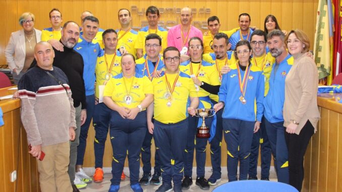 El-Ayuntamiento-recibe-al-equipo-de-Valores-del-CF-La-Solana-campeones-de-liga