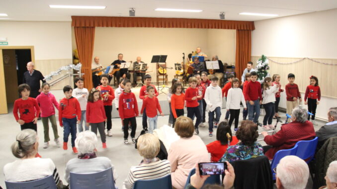 El-Centro-de-Mayores-de-Alcazar-de-San-Juan-recibe-a-los-alumnos-y-alumnas-del-CEIP-Alces-para-representar-villancicos-junto-a-la-Rondalla