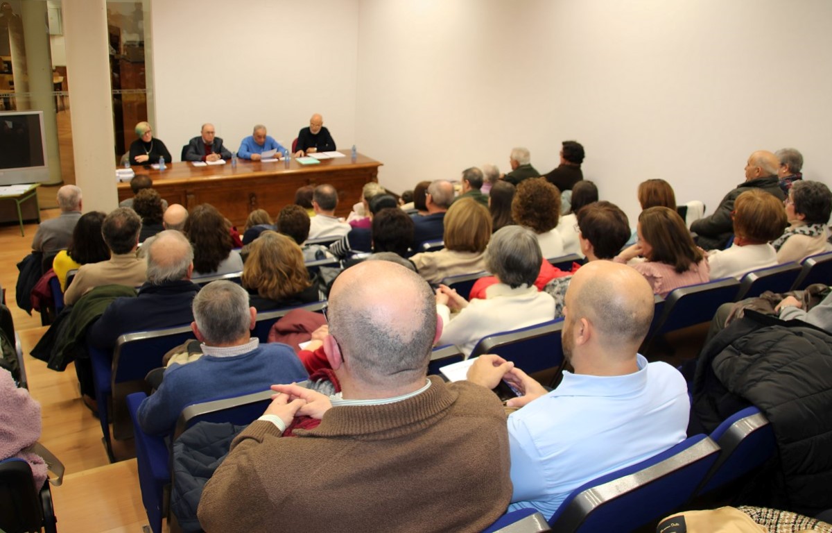 -Lleno en el auditorio de la biblioteca