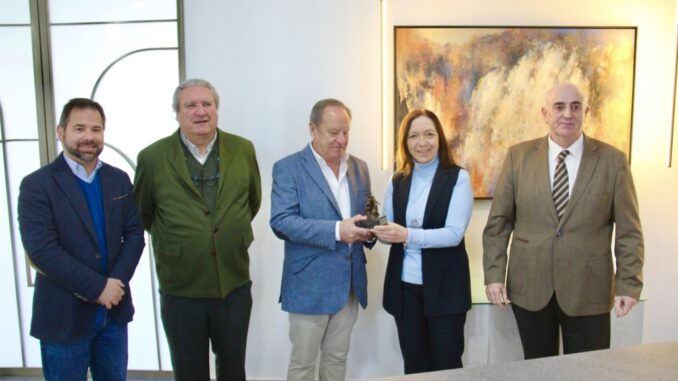 Rosa-Melchor-entrega-el-Premio-de-Artes-Plasticas-‘Cobo-Serrano-Abogados-al-pintor-Salvador-Paton