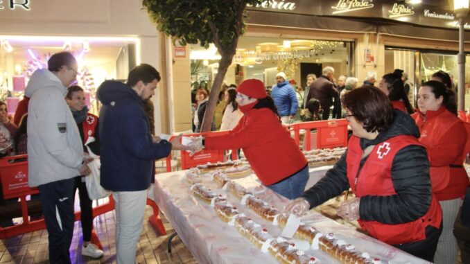 La-Pasteleria-La-Rosa-da-el-pistoletazo-al-ciclo-de-Reyes-Magos-con-su-tradicional-Roscon-Solidario-a-favor-de-Cruz-Roja