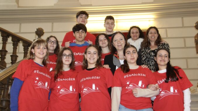 La-alcaldesa-Rosa-Melchor-da-la-bienvenida-a-estudiantes-de-intercambio-en-el-Salon-de-Plenos-del-Ayuntamiento