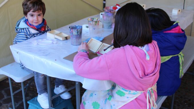 Vuelven-los-talleres-de-manualidades-artesanas-en-la-Plaza-Mayor
