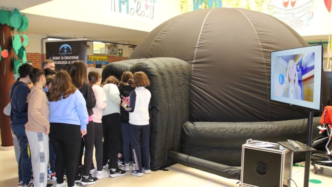 El-CEIP-Sagrado-Corazon-promulgo-la-astronomia-con-un-planetario-itinerante