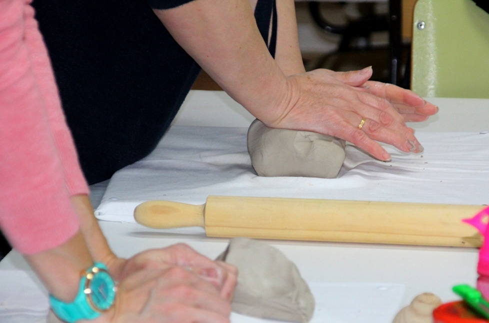-Las alumnas del taller de cerámica trabajando el barro