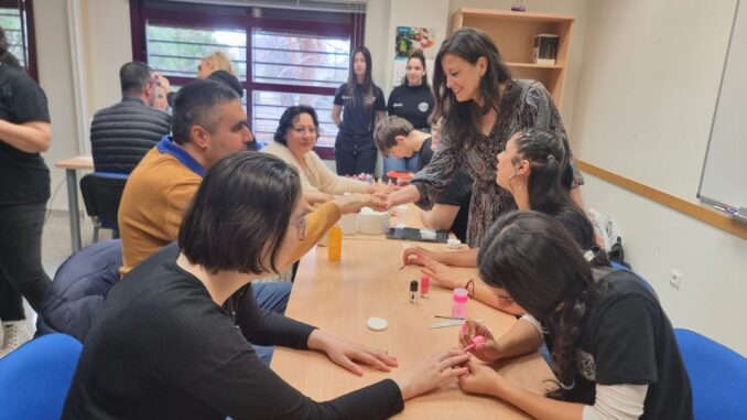 Mayores-y-personas-con-discapacidad-de-Valdepenas-mejoran-su-autoestima-con-talleres-de-cuidado-personal