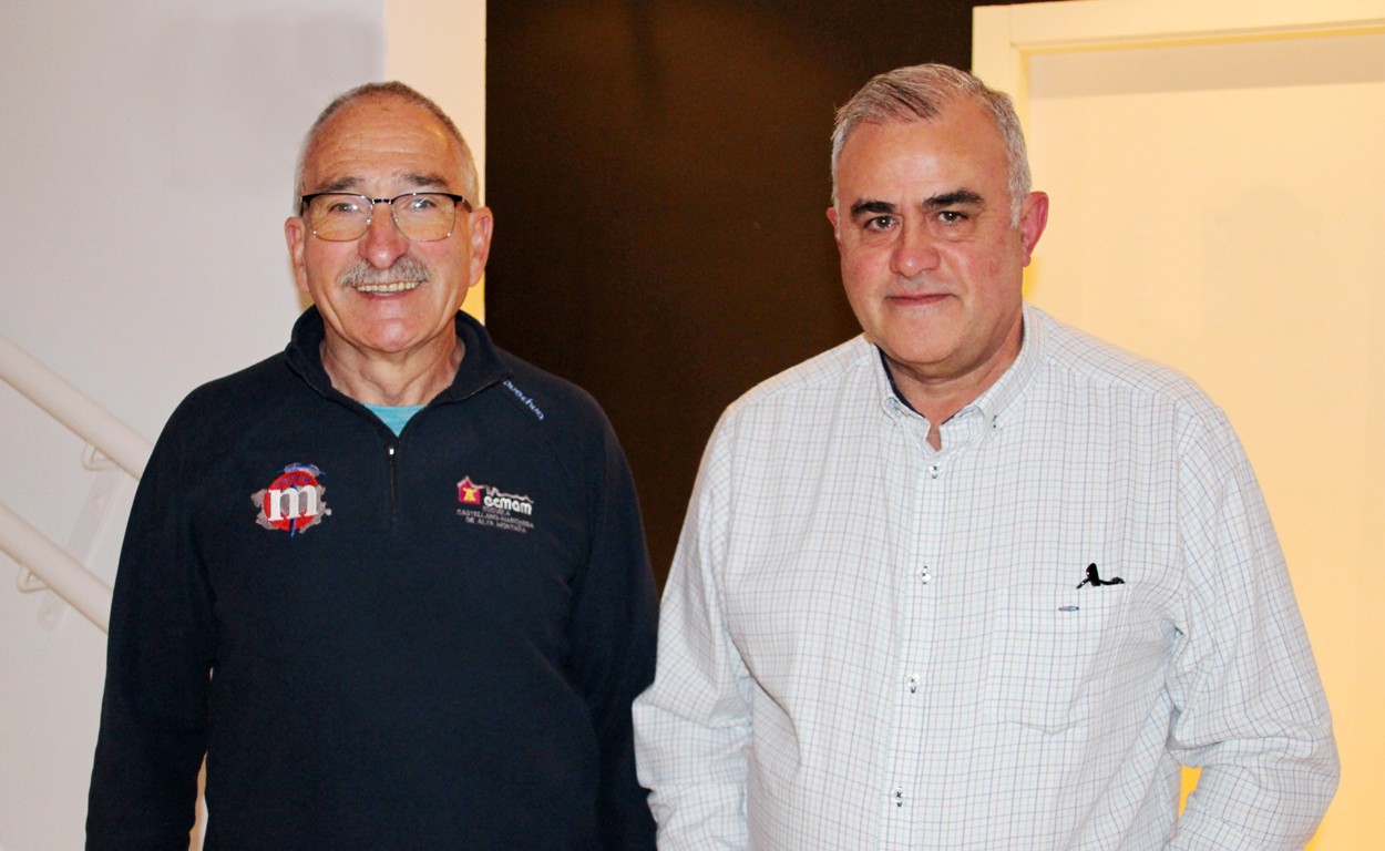 -El ponente junto al presidente de La Solana Camina Juan Pedro García