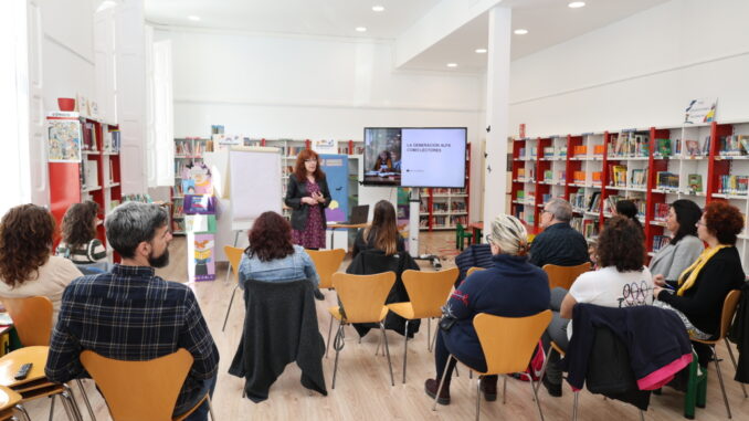 La-escritora-Ana-Alonso-imparte-un-Taller-de-Escritura-Creativa-en-la-Biblioteca-Municipal-de-Alcazar