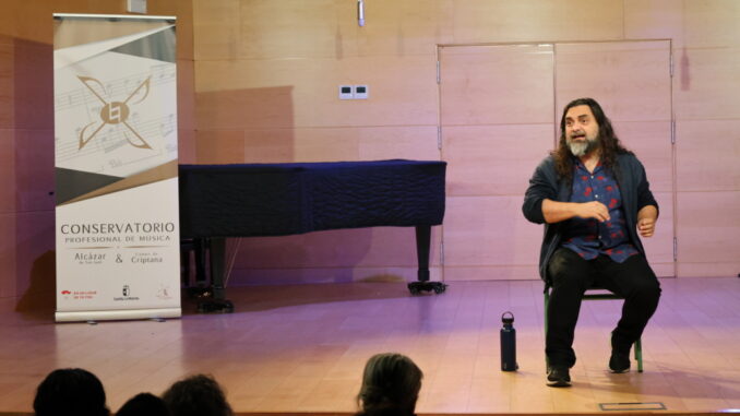 Los-vecinos-y-vecinas-de-Alcazar-llenan-el-Conservatorio-de-Musica-para-disfrutar-del-espectaculo-de-narracion-oral-de-Pep-Bruno