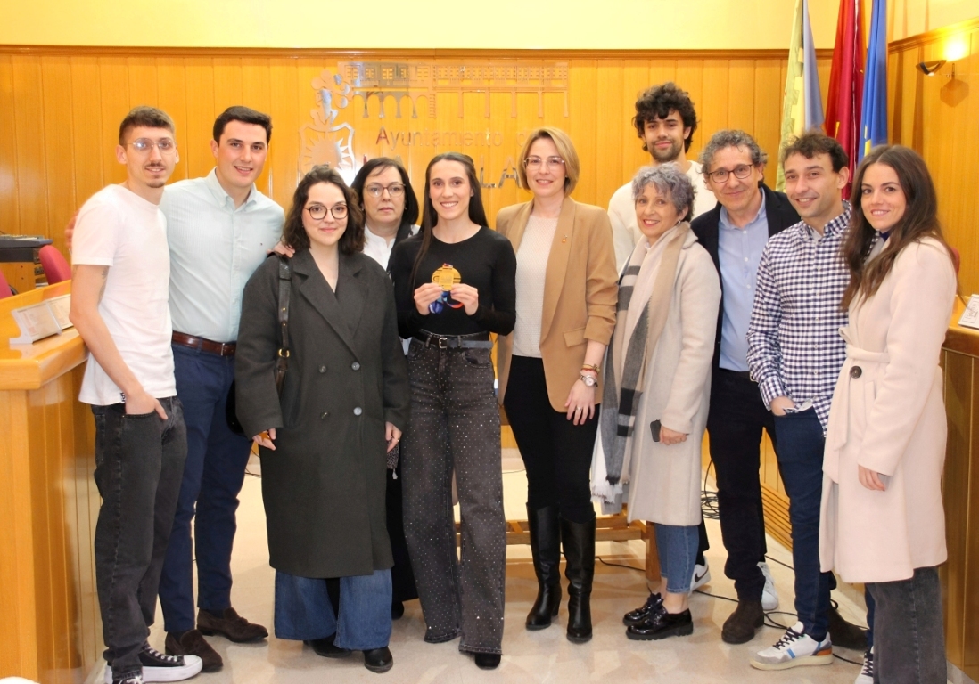 -Paula muestra su medalla junto a familiares y autoridades