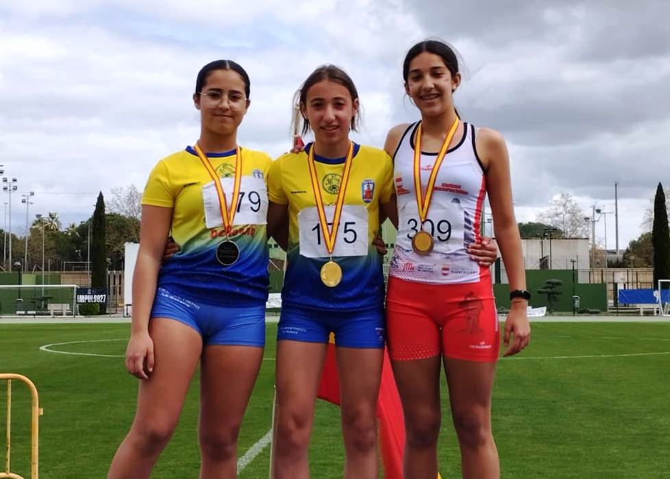 -María_Marín_-centro-_y_Miriam_Navas_en_el_podio.jpg