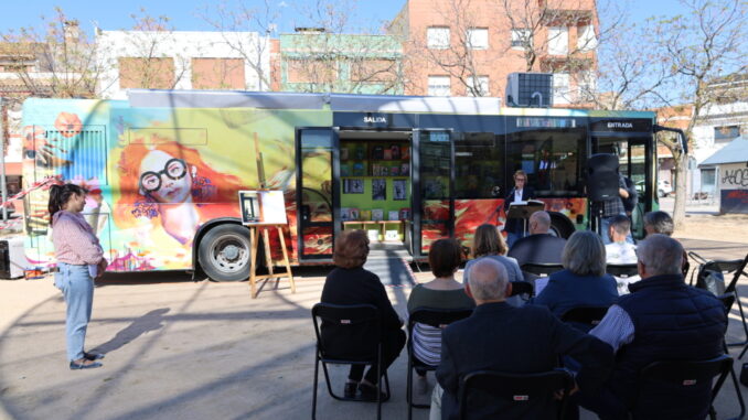 El-Bus-Cultural-acoge-la-Lectura-Popular-del-Quijote-en-el-marco-del-Dia-Internacional-del-Libro