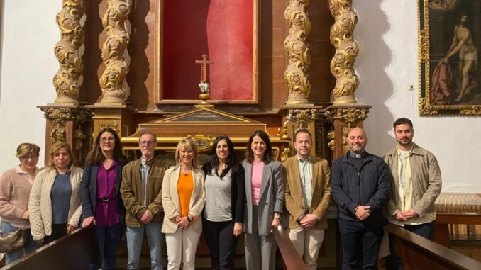 El-alcalde-Sergio-Garcia-Navas-junto-con-la-vicepresidenta-de-la-Diputacion-Ma-Jesus-Pelayo-visitan-las-mejoras-realizadas-en-las-Hermandades-Jesus-de-Nazareno-y-Santo-Entierro