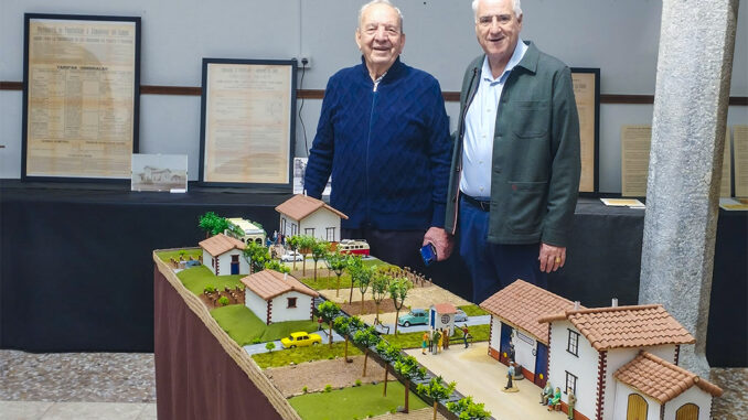 El-automotor-Almodovar-–-Puertollano-se-sube-a-la-exposicion-‘Almodovar-del-Campo-en-miniatura