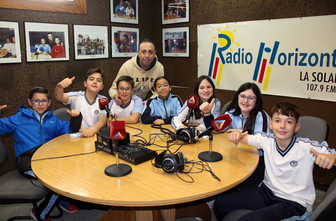 Foto Alumnos San Luis Gonzaga en Radio Horizonte Alumnos San Luis Gonzaga 31-3-25