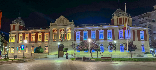 Iluminado-el-Palacio-Provincial-con-los-colores-del-Vaticano-en-memoria-del-Papa-Francisco