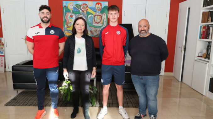 La-alcaldesa-de-Alcazar-de-San-Juan-recibe-a-Hugo-Quiros-doble-campeon-de-Espana-de-natacion