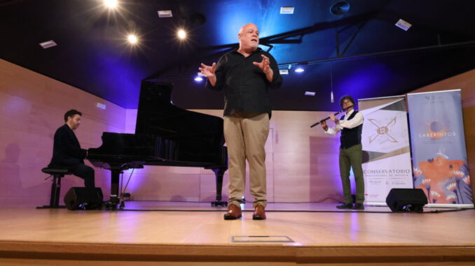 La-propuesta-artistica-de-Veleta-Roja-cautiva-Alcazar-de-San-Juan-a-traves-de-la-narracion-musica-e-improvisacion