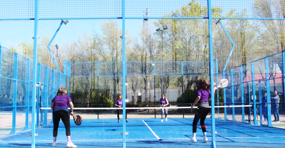 - Torneo Pádel Mujeres jugando