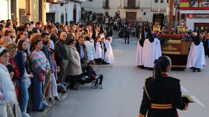 Solemnidad-y-silencio-en-el-entierro-de-Cristo