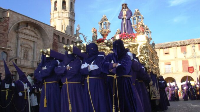 divNueva-tunica-de-Jesus-y-portadores-de-la-Soledad-en-la-madruga-solaneradiv-4