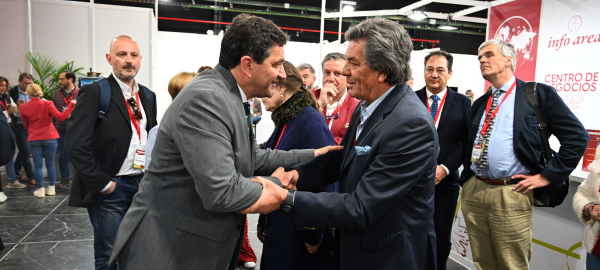 El-presidente-de-la-Diputacion-comprueba-en-el-Centro-de-Negocio-las-buenas-perspectivas-comerciales-para-el-vino-espanol-que-propicia-FENAVIN