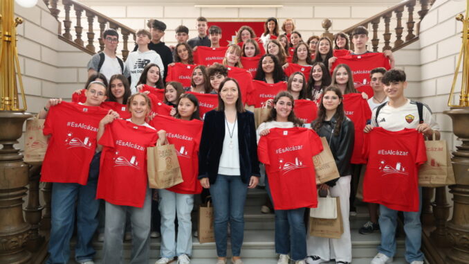 La-alcaldesa-recibe-en-el-Ayuntamiento-a-18-estudiantes-italianos-de-intercambio