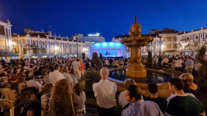Un-espectaculo-de-drones-la-Carroza-del-Teatro-Real-y-escenas-teatralizadas-en-el-6-de-junio-de-Valdepenas