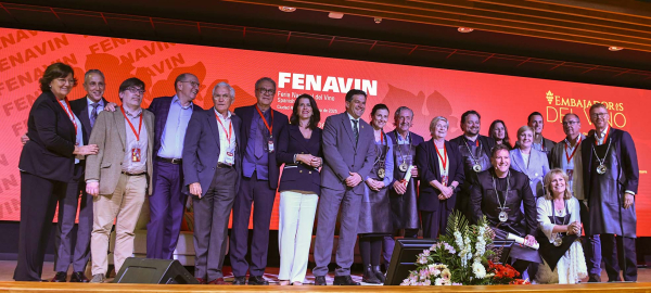 Valverde-aprecia-tambien-en-los-Embajadores-del-Vino-y-de-FENAVIN-a-unos-excelentes-prescriptores-de-nuestra-tierra-y-de-nuestra-identidad