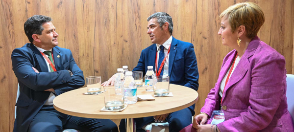 Valverde-comparte-con-el-Gobierno-de-Canarias-impresiones-sobre-la-situacion-y-el-futuro-del-vino-espanol