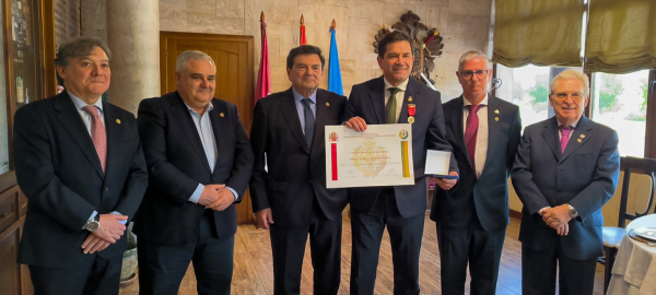 Valverde-recibe-la-Medalla-de-Oro-al-Merito-Profesional-Individual-con-Distintivo-Rojo-del-Consejo-General-de-Relaciones-Industriales-y-Licenciados-en-Ciencias-del-Trabajo