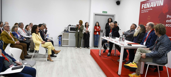divValverde-asiste-a-un-homenaje-a-Raul-Perez-El-Mago-del-Vino-con-la-presentacion-de-su-documental-premiadodiv
