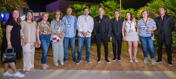 Cafe-Quijano-y-la-artista-de-la-tierra-Eva-Maria-inauguran-con-gran-exito-en-Puerto-Lapice-el-ciclo-de-conciertos-solidarios-de-la-Diputacion-de-Ciudad-Real-con-mas-de-2.500-espectadores