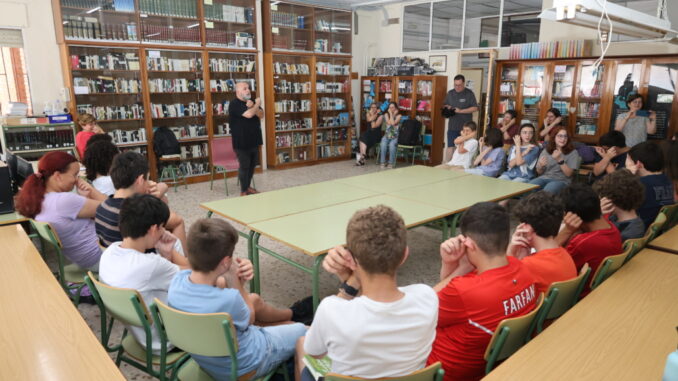 El-narrador-oral-Felix-Albo-modera-la-tercera-reunion-del-Club-de-Lectura-Intercentros-de-Alcazar-de-San-Juan