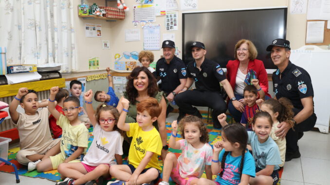 La-Policia-Local-de-Alcazar-entrega-pulseras-de-reconocimiento-al-alumnado-de-Cinco-Casas-y-Alameda-por-completar-el-Curso-de-Educacion-Vial