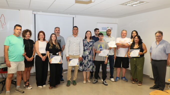 Rosa-Melchor-subraya-el-valor-de-la-formacion-en-la-entrega-de-diplomas-del-curso-de-la-Fundacion-Accion-contra-el-Hambre