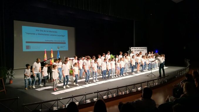 Valdepenas-hace-entrega-este-miercoles-de-75-reconocimientos-en-el-XVI-Dia-de-la-Educacion