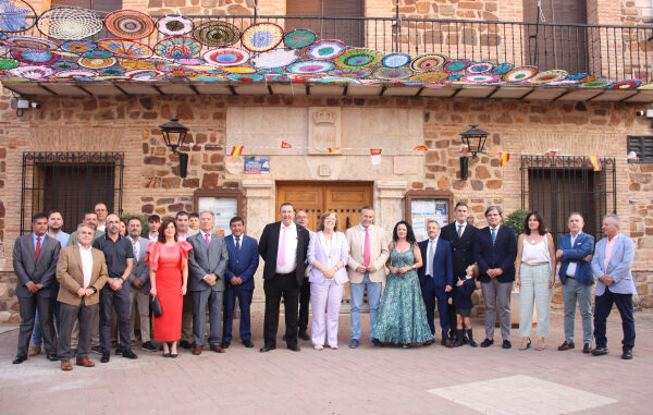 Rocio-Zarco-y-Adrian-Fernandez-trasladan-la-cercania-de-la-Diputacion-en-la-inauguracion-de-las-fiestas-de-Granatula-de-Calatrava