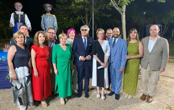 Sonia-Gonzalez-acompana-a-los-solaneros-en-la-inauguracion-de-sus-fiestas-en-honor-de-Santiago-y-Santa-Ana