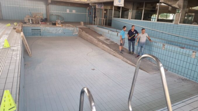 La-piscina-cubierta-de-Los-Llanos-de-Valdepenas-mejora-la-accesibilidad-de-su-vaso-pequeno