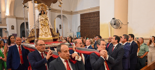 Miguel-Angel-Valverde-acompana-al-pueblo-de-Santa-Cruz-de-Mudela-en-la-misa-y-bendicion-de-la-nueva-imagen-de-Nuestra-Senora-de-las-Virtudes-a-cargo-del-Obispo-Gerardo-Melgar