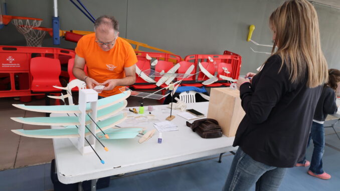 El-Pabellon-Vicente-Paniagua-de-Alcazar-de-San-Juan-reune-a-pilotos-del-pais-en-el-Campeonato-de-Aeromodelismo-en-Sala