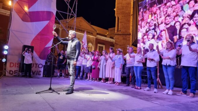 Jesus-Martin-levanta-su-copa-con-el-compromiso-de-crear-una-sociedad-mas-humana-y-solidaria