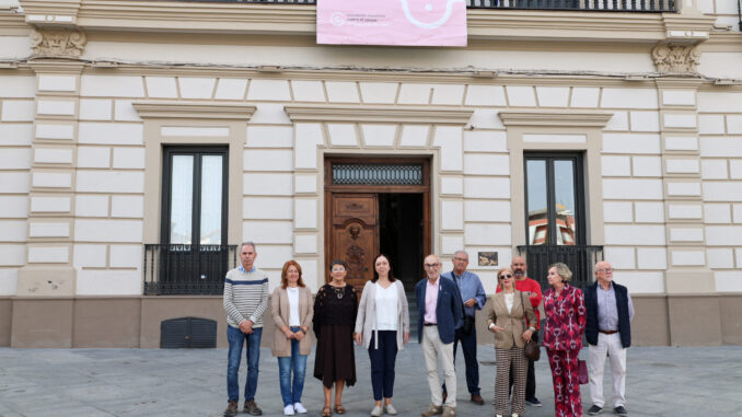 El-Ayuntamiento-de-Alcazar-de-San-Juan-se-suma-al-Dia-Mundial-del-Cancer-de-Mama-con-la-cuelga-de-la-bandera-rosa-en-el-balcon-del-consistorio