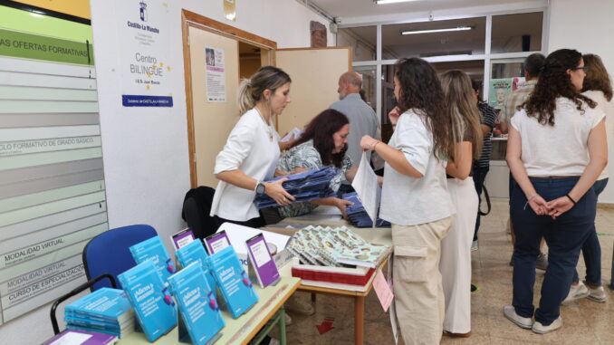 El-IES-Juan-Bosco-acoge-la-conferencia-inaugural-de-las-IV-Jornadas-Descubre-la-Salud-Mental-sobre-adolescencia-y-redes-sociales