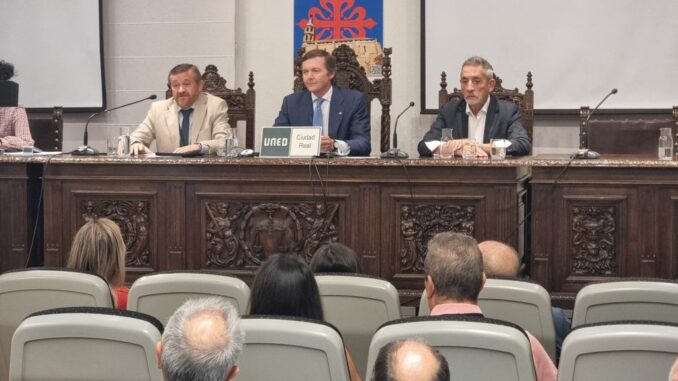 Martin-clausura-junto-a-Borbon-Dos-Silicias-el-II-Congreso-Internacional-de-la-Orden-de-Calatrava